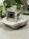 anillo cuadrado con piedraa.webp