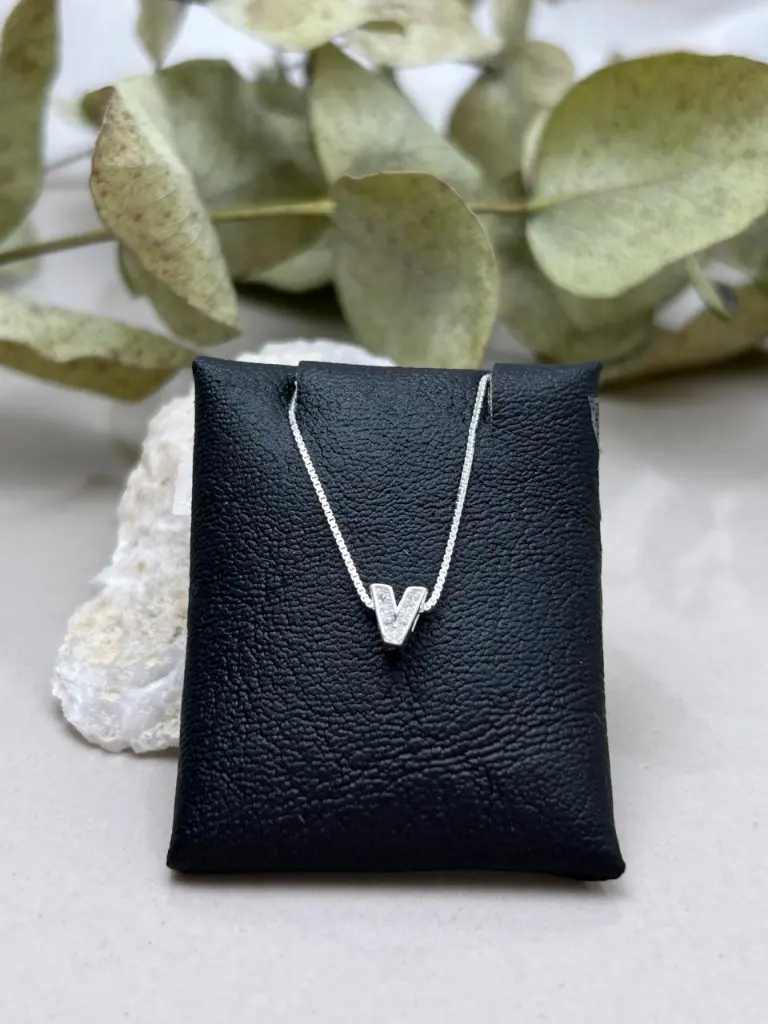 inicial V micro pave.webp
