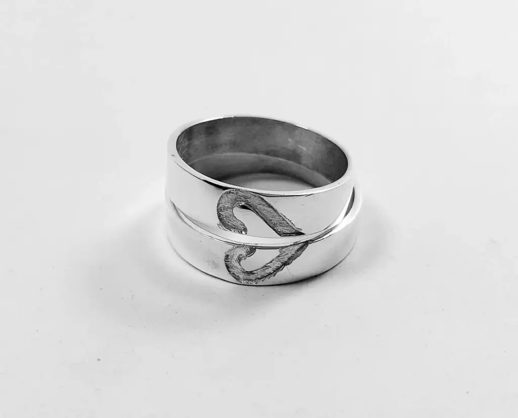 [AP.0009] Alianzas Cinta con 1/2 Corazones Grabados