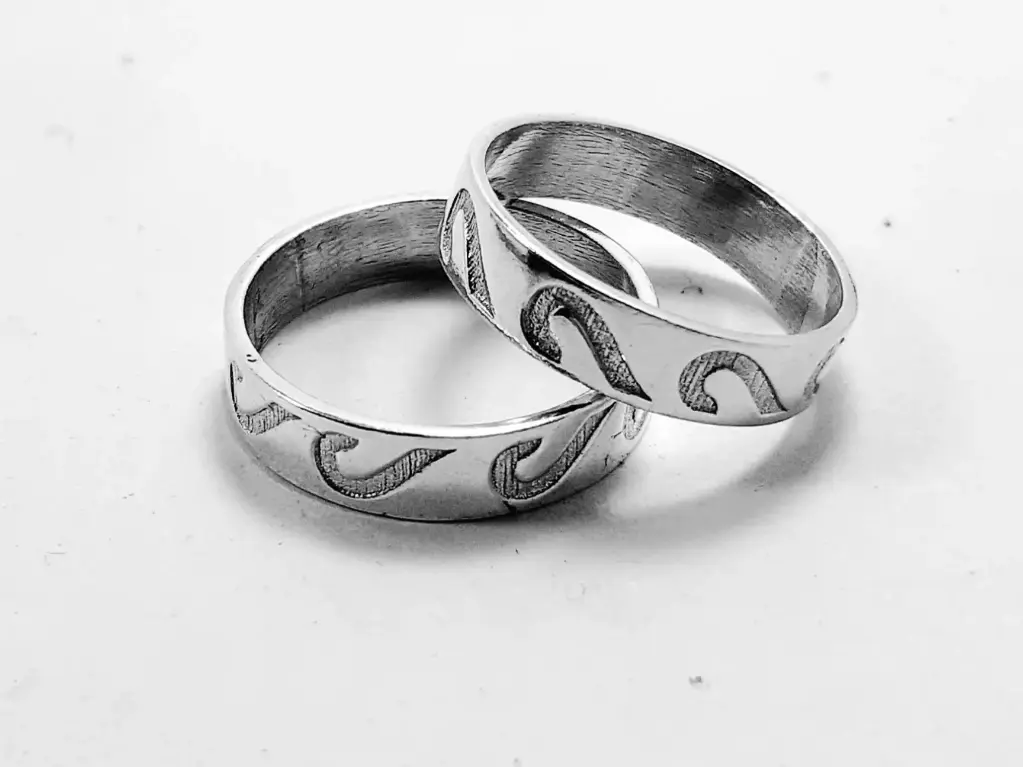 [AP.0010] Alianzas Cinta  1/2 Corazones Grabados en el Contorno