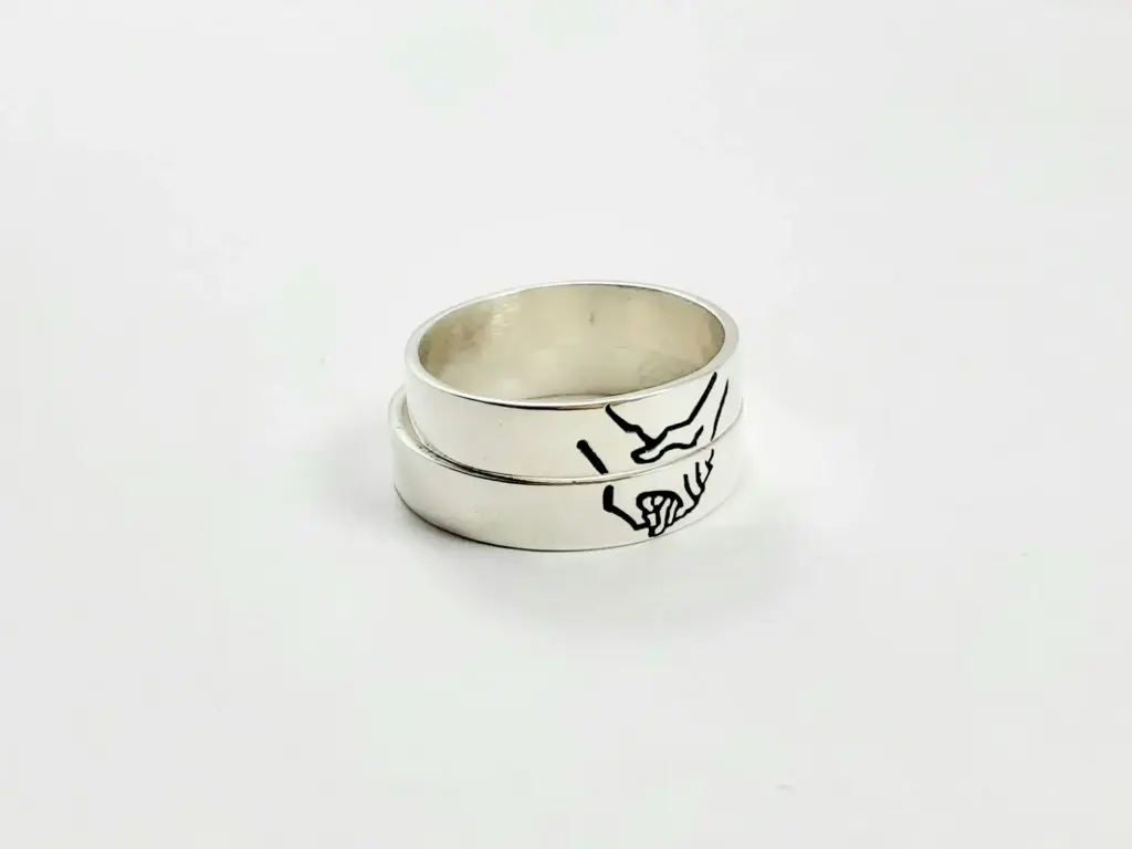 [AP.0016] Alianzas Cinta Manos Entrelazadas 1/2 Grabado en cada Alianza