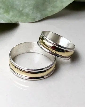 Alianzas Cinta con Bordes y Oro en el Centro