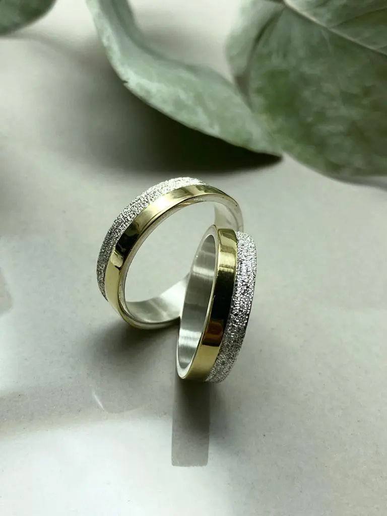 [APO.0019] Alianzas mitad plata picada mitad oro