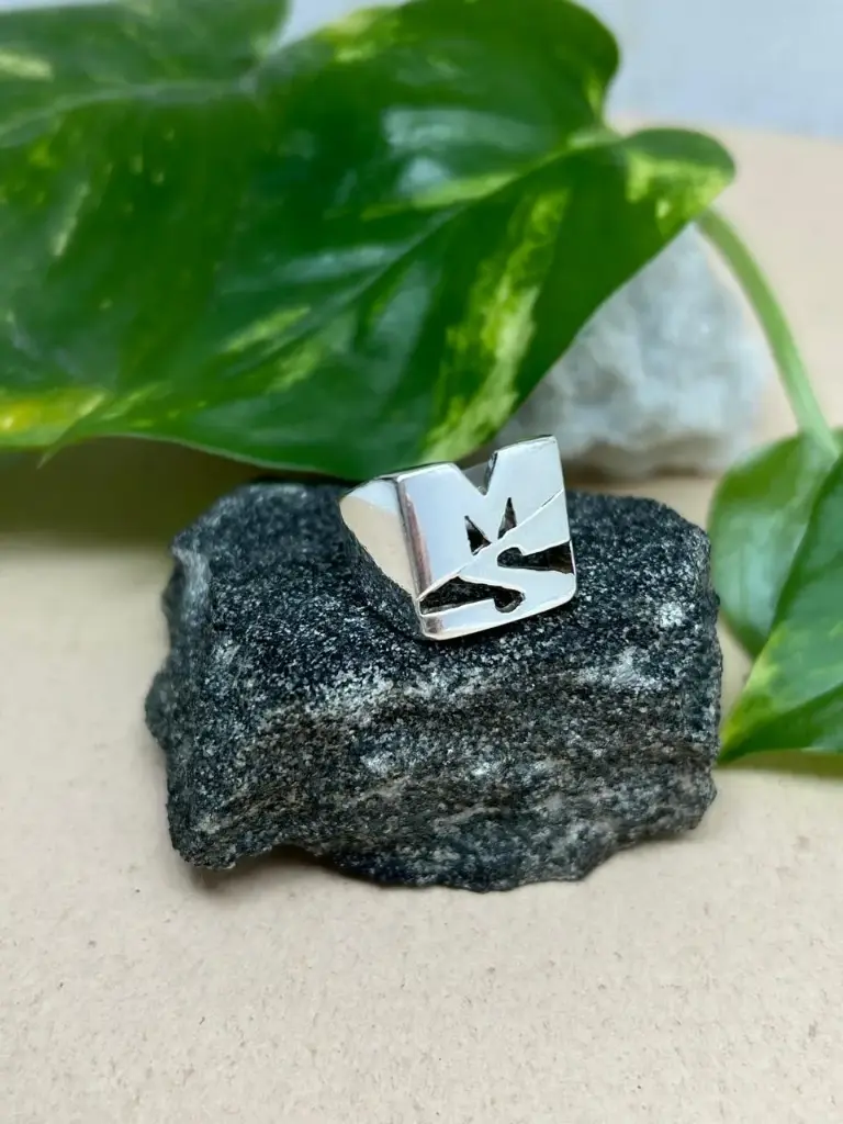 Anillo Iniciales Cuadrado Vertical Plata