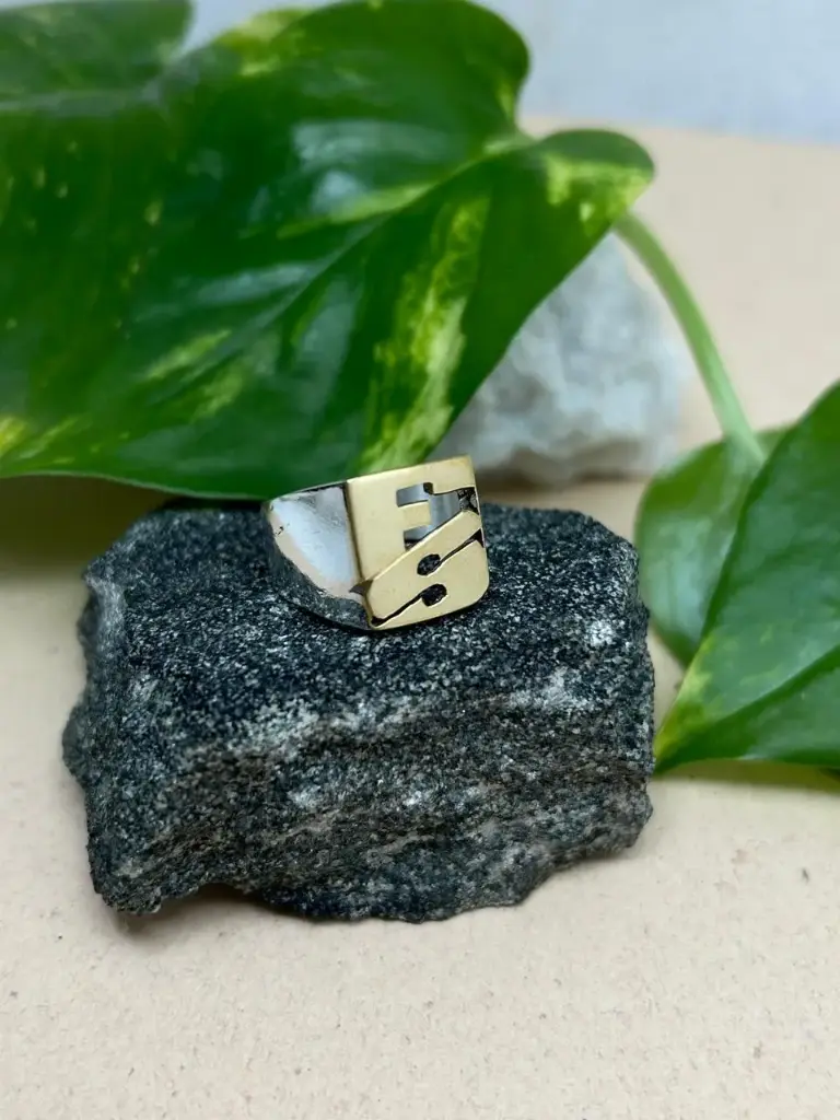 [AI.28] Anillo Iniciales Cuadrado Vertical P/O