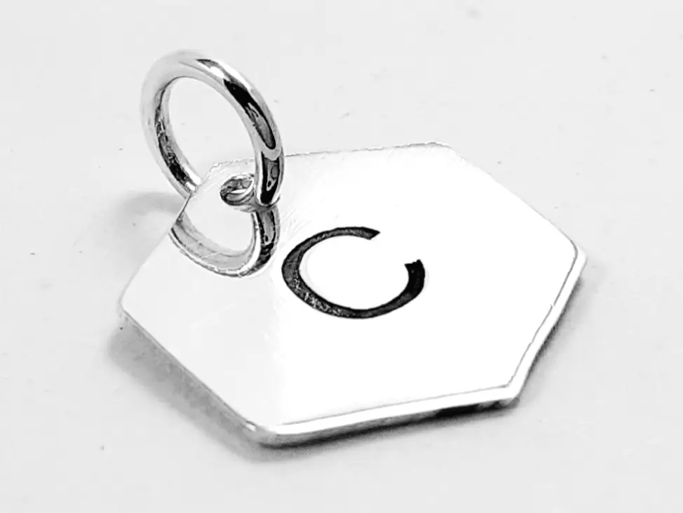 [DP.02] Medalla hexagonal Inicial Grabada