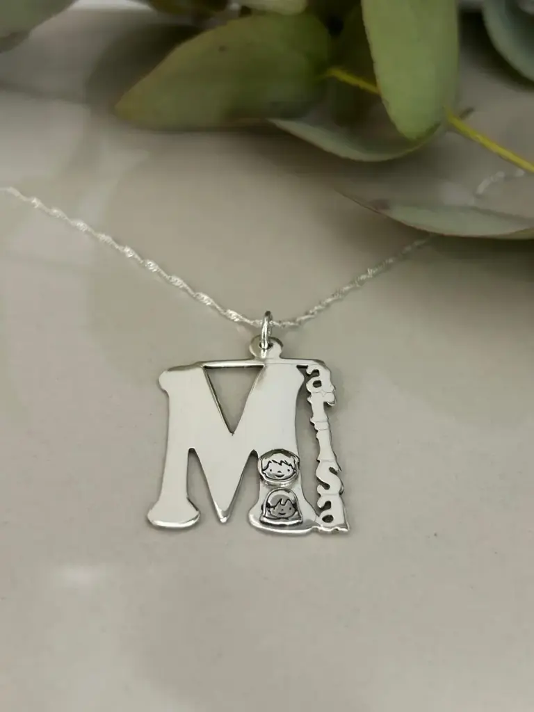 [DP.137] Nombre vertical con caritas