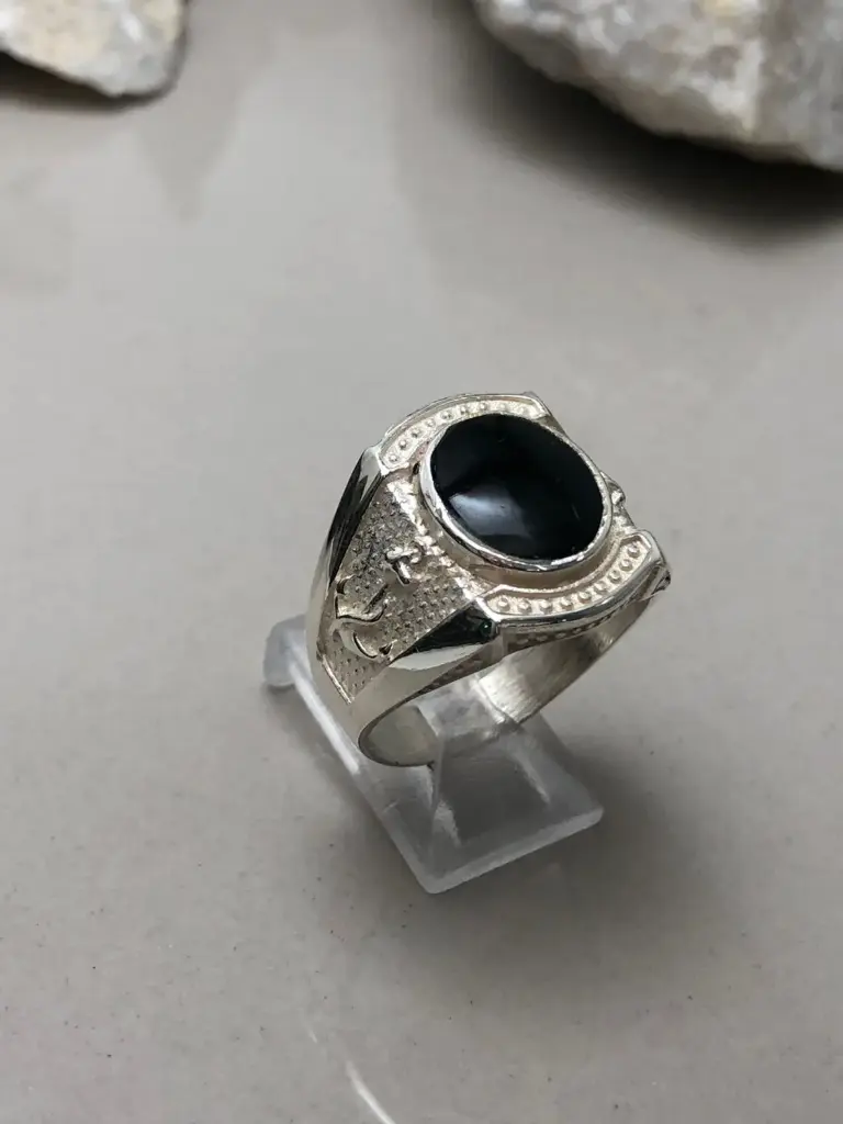 Anillo Cuadrado Esmalte Negro y Anclas al costado