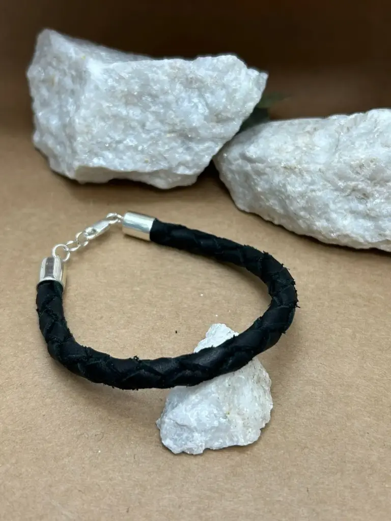 [P.00023] Pulsera cuero punteras en plata