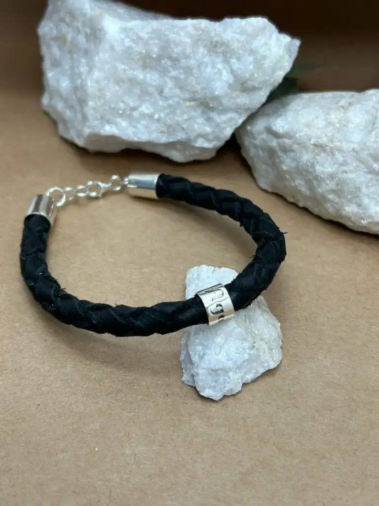 [P.00027] Pulsera cuero punteras en plata y dona