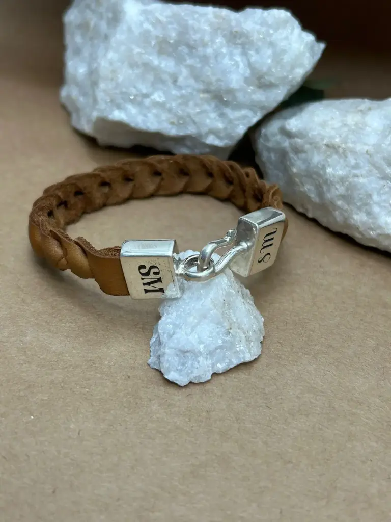 Pulsera trenzada con punteras grabadas cierre macizo