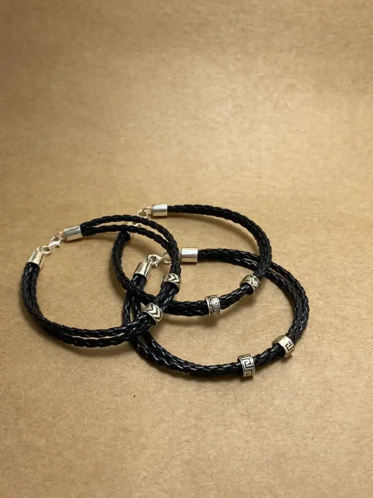 [P.00030] Pulsera eco cuero doble con mini donas