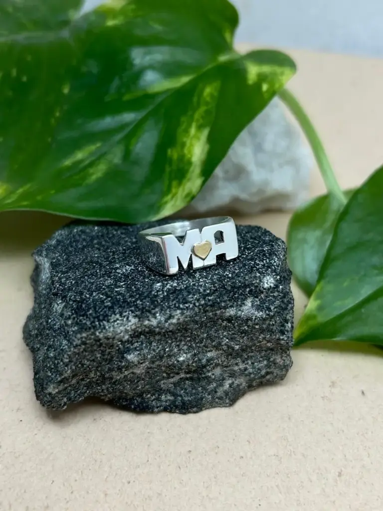 [AI.88] Anillo inicial doble inicial con corazon