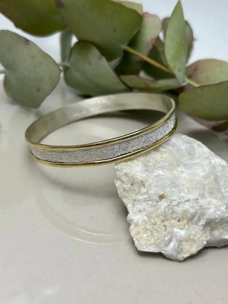 Pulsera plata picada y oro en bordes