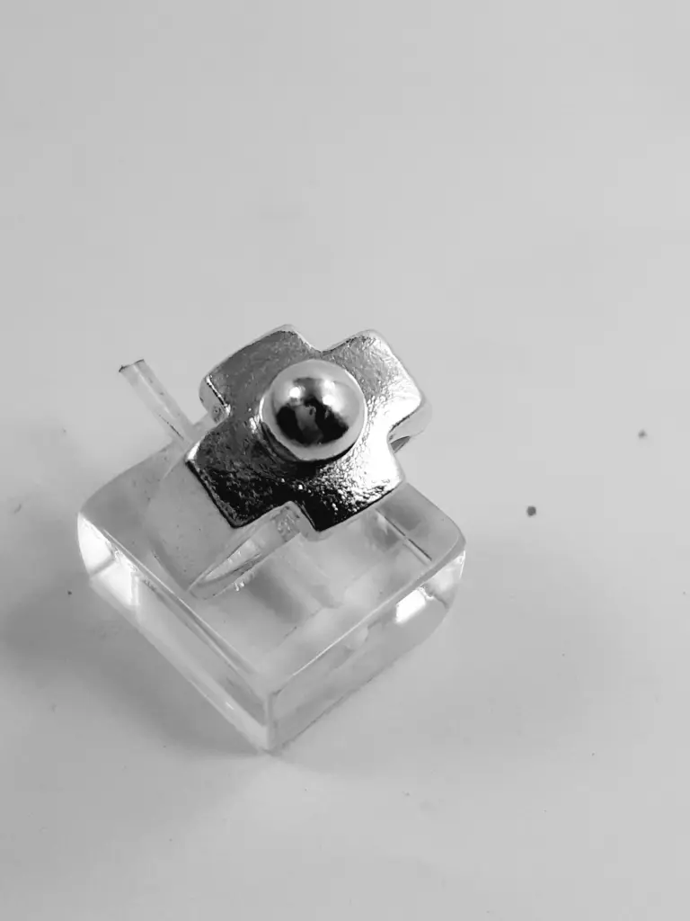 Anillo Cruz del Equilibrio Media con Bolita de Plata 