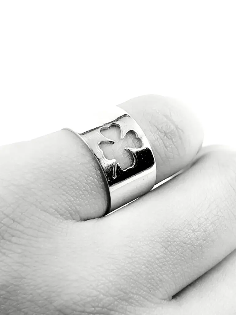 Anillo Cinta con Trebol Calado