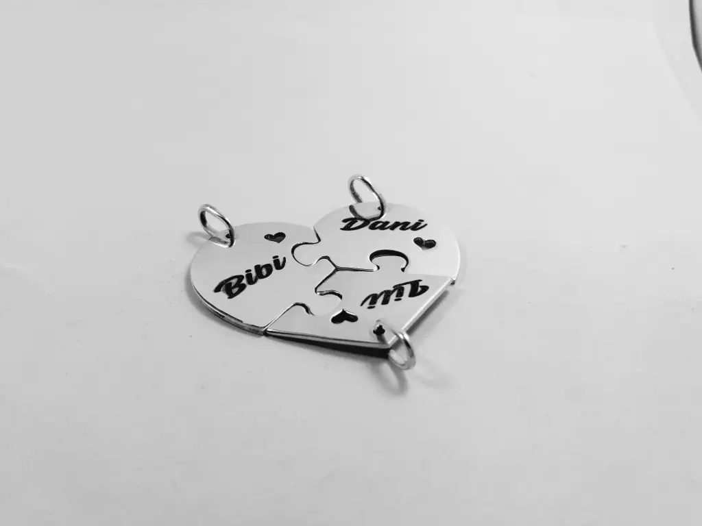 Dije 3 Corazón Rompecabezas Calados y Grabados