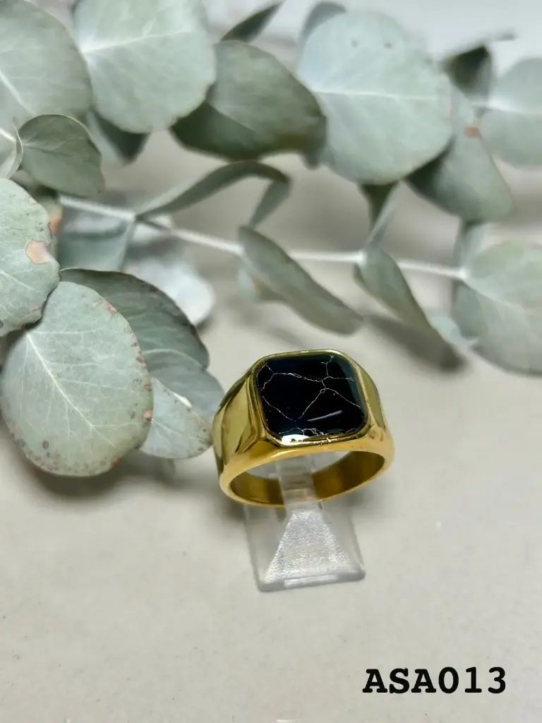 Anillo Acero dorado con piedra negra