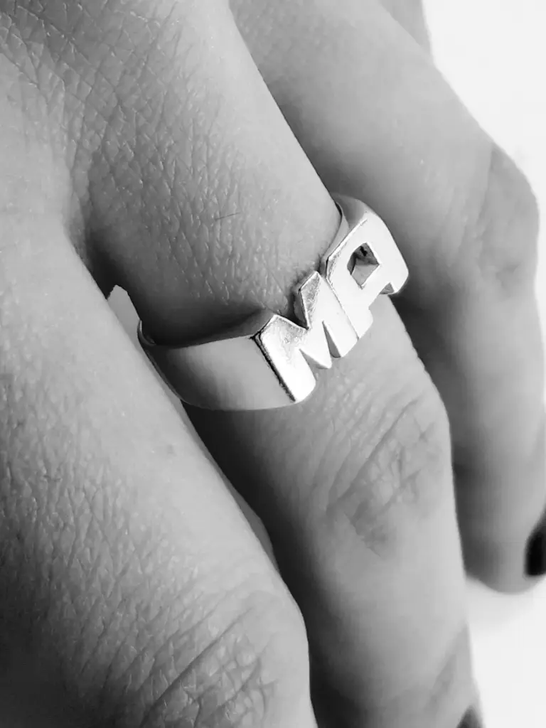 Anillo Iniciales Puntas Redondeadas