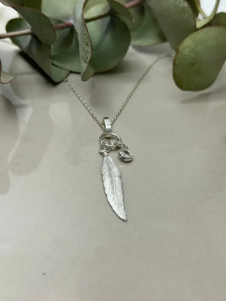 Dije pluma y cubic