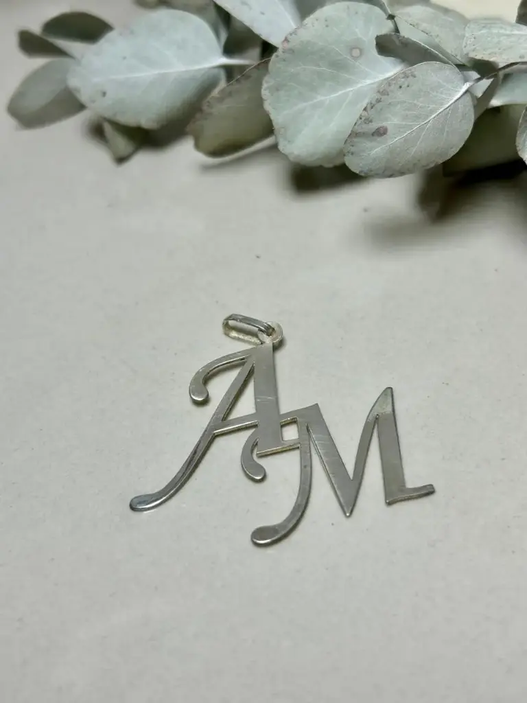 Dije letras grandes entrelazadas