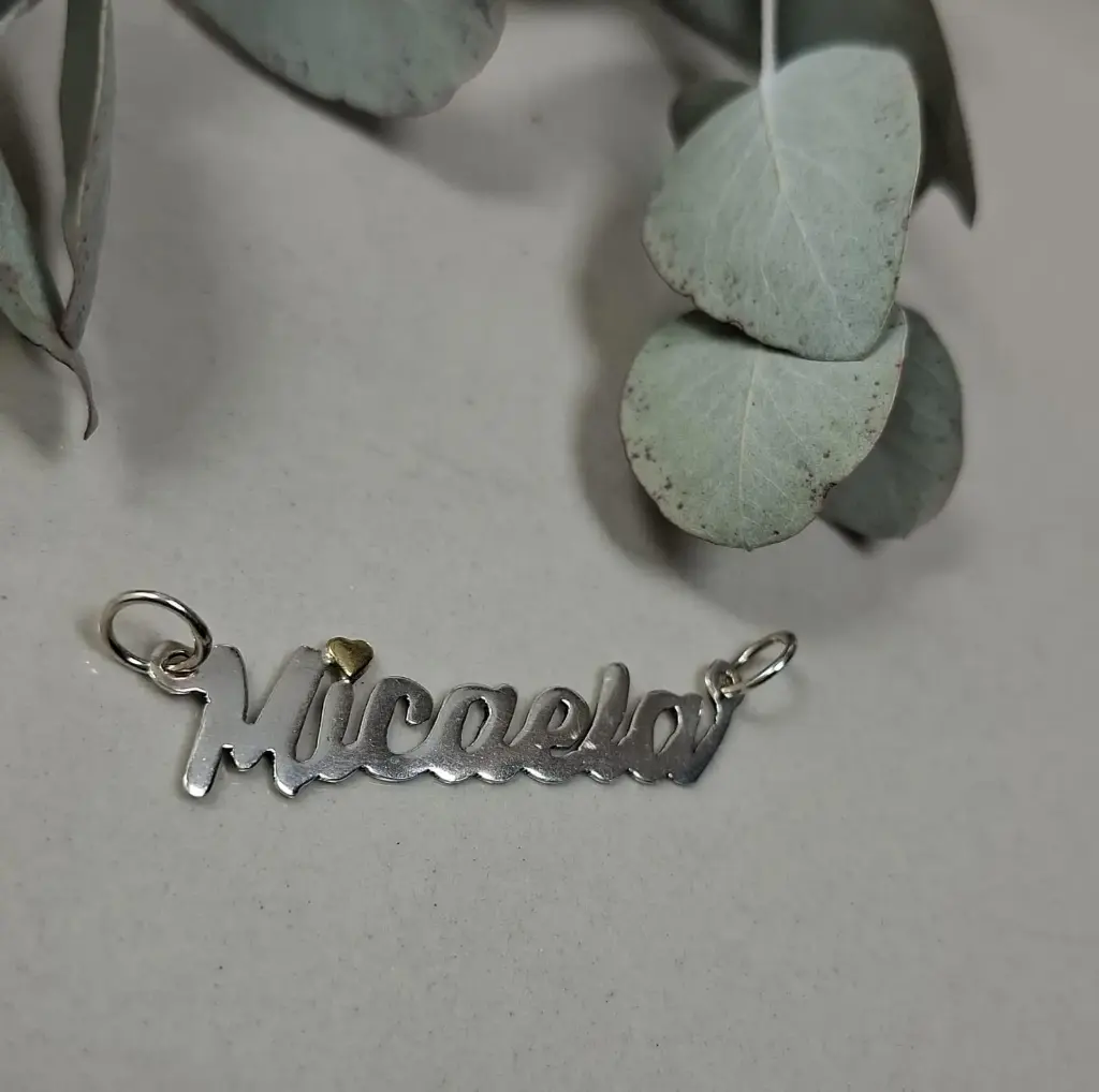 Dije nombre calado detalle en doublé