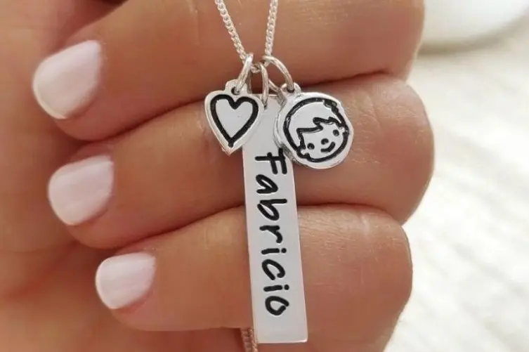 Dije vertical con nene y corazon