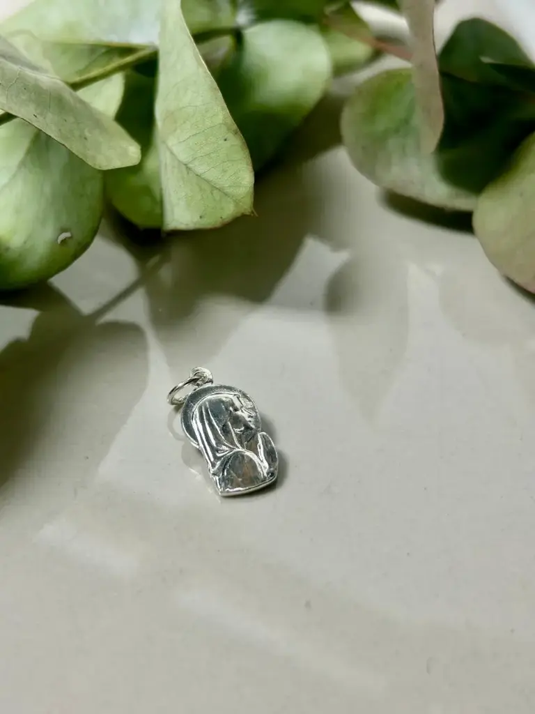 Medalla virgen niña silueta