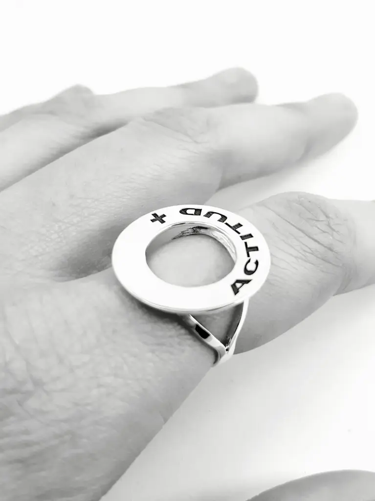 Anillo cinta con argolla rusa grabado 