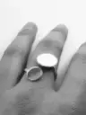Anillo cinta pellizco cruzado con mesas redondas