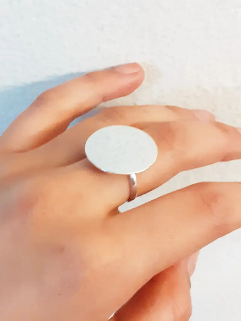 Anillo cinta con mesa redonda chata