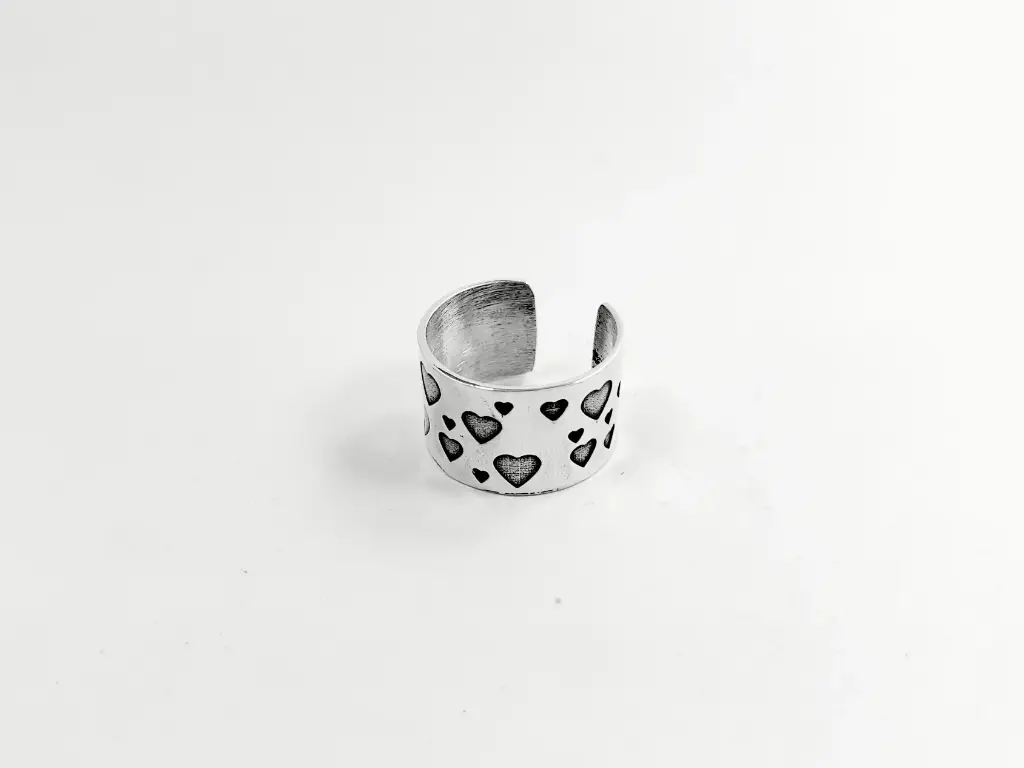 Anillo pinza cinta c/ corazones grabados 