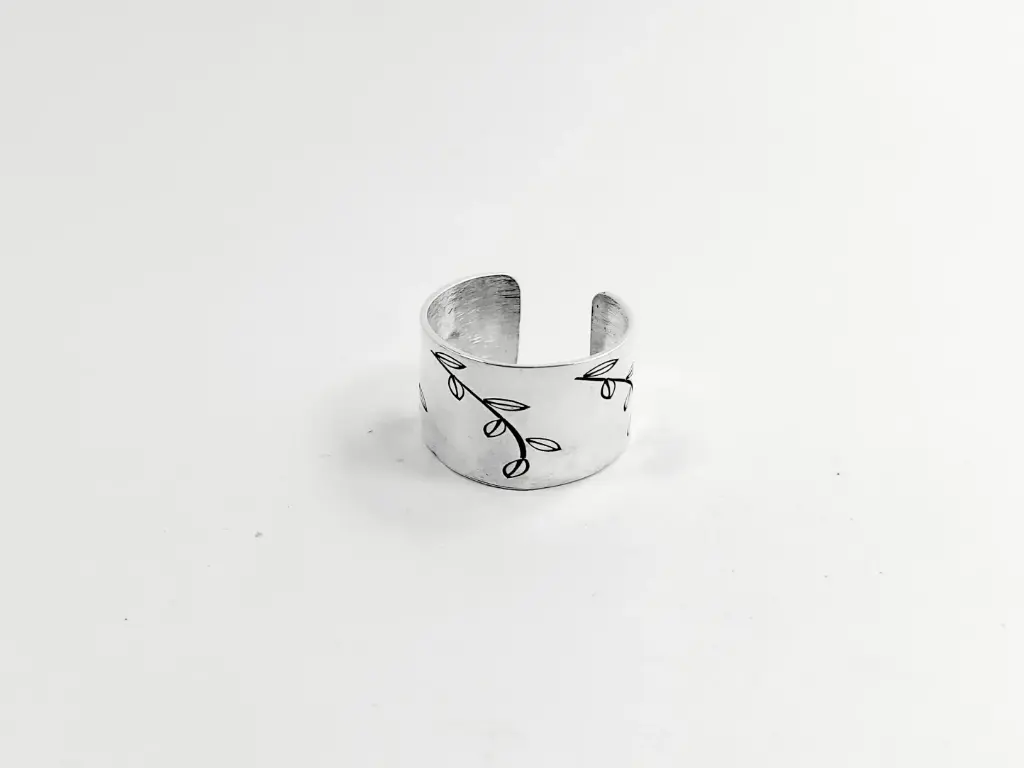 Anillo pinza cinta con hojas grabadas