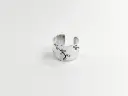 Anillo pinza cinta con hojas grabadas