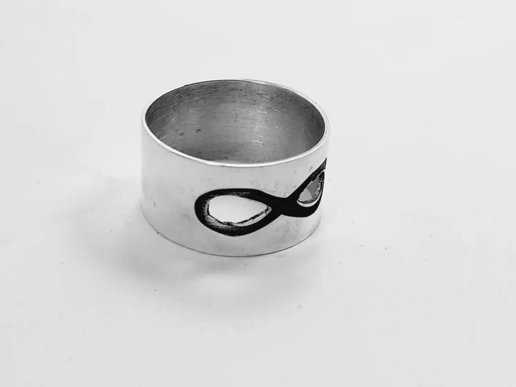 Anillo cinta con infinito grabado y calado