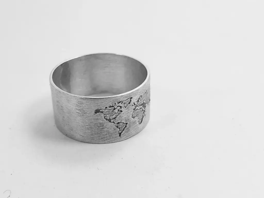 Anillo cinta mapa mundi satinado sin empavonar