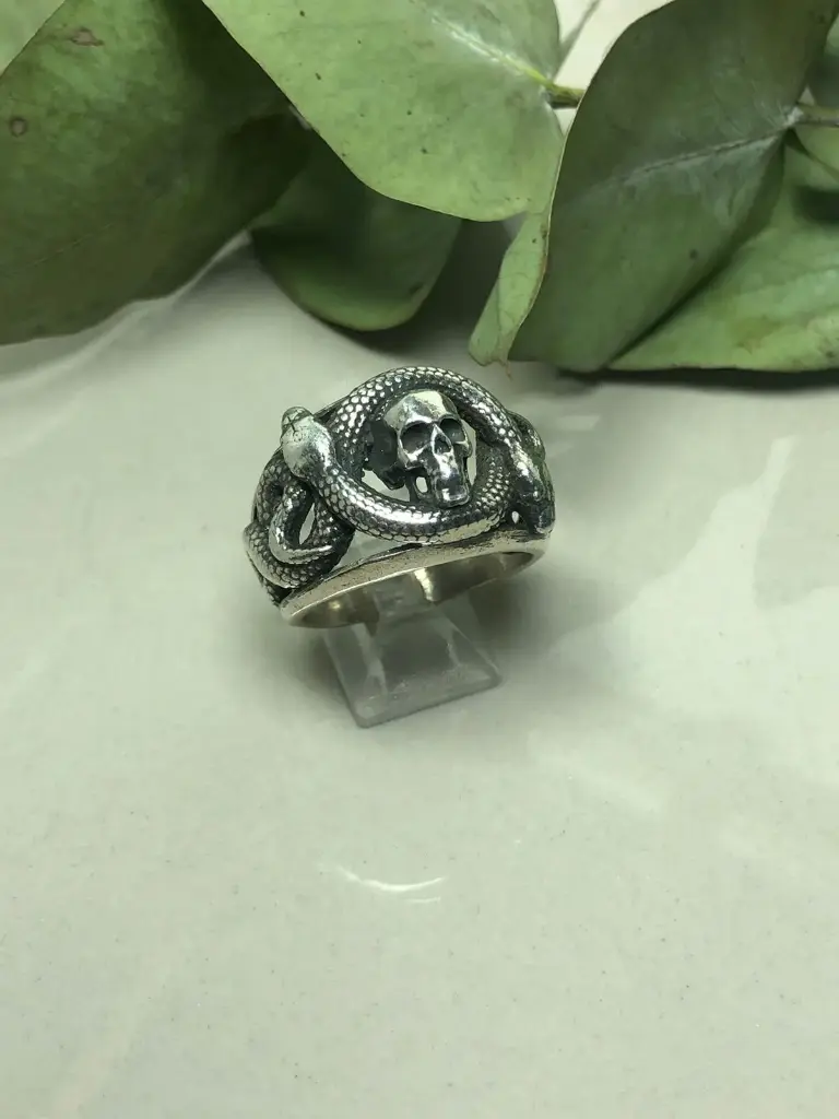Anillo viboras y calavera