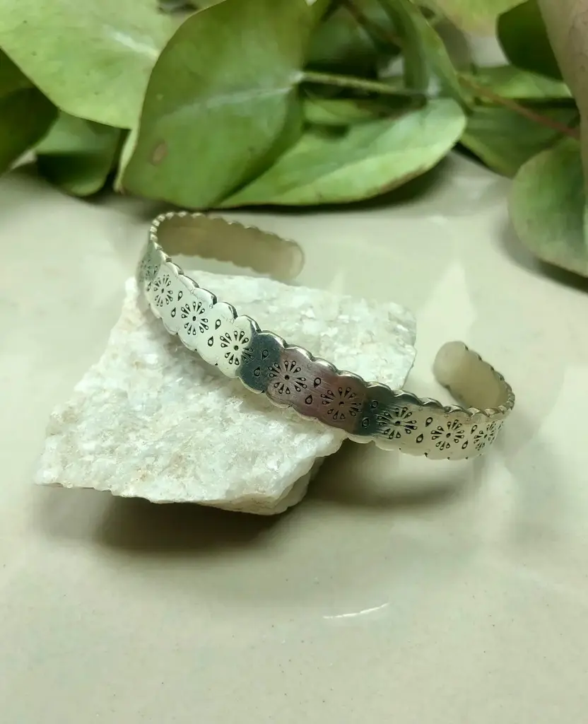 Pulsera grabada flores
