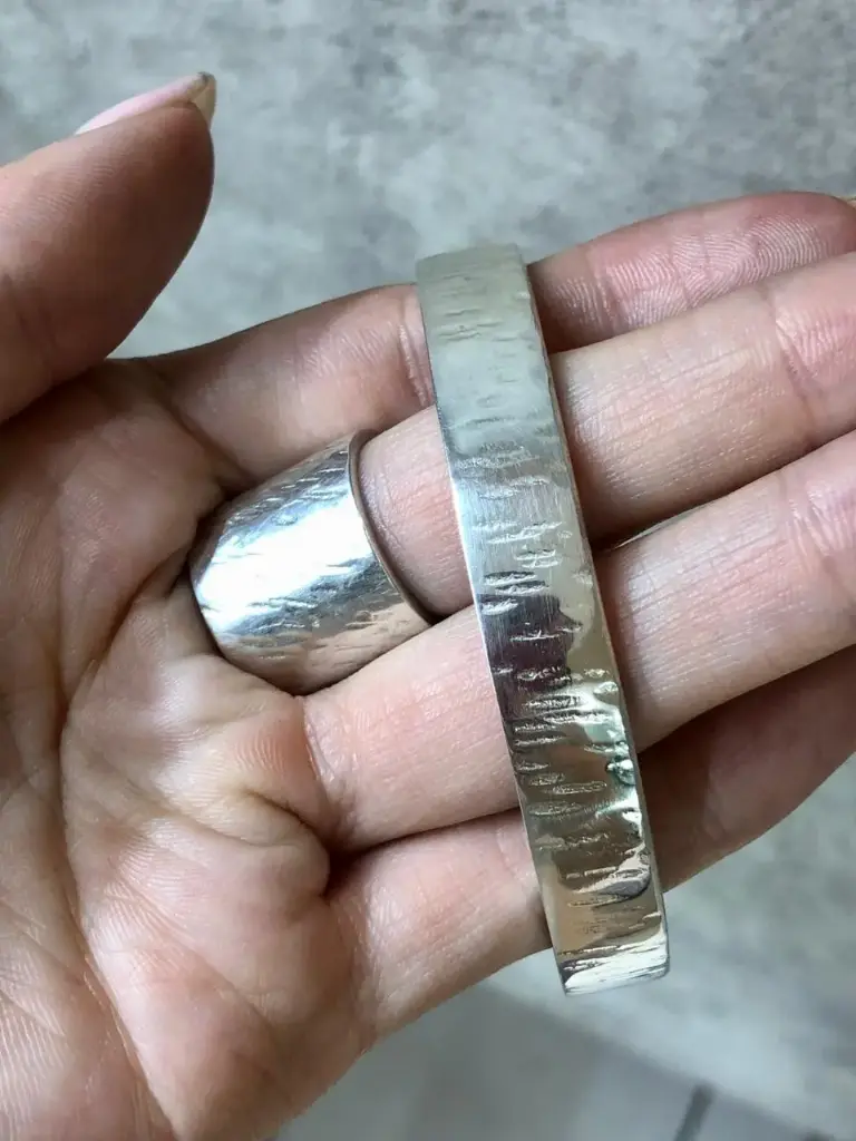 Pulsera cinta martillada