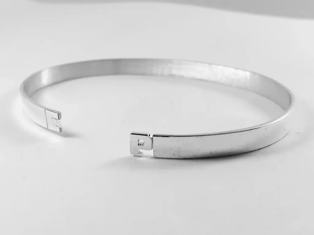 Pulsera pinza c/inicial en los extremos 