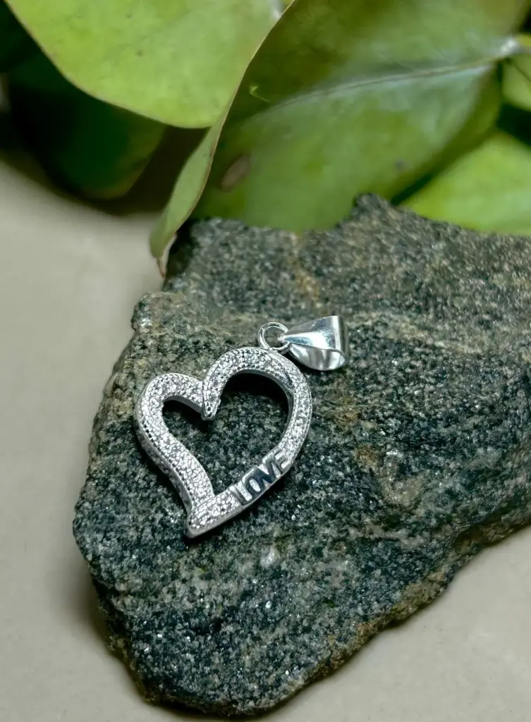 Dije corazon LOVE