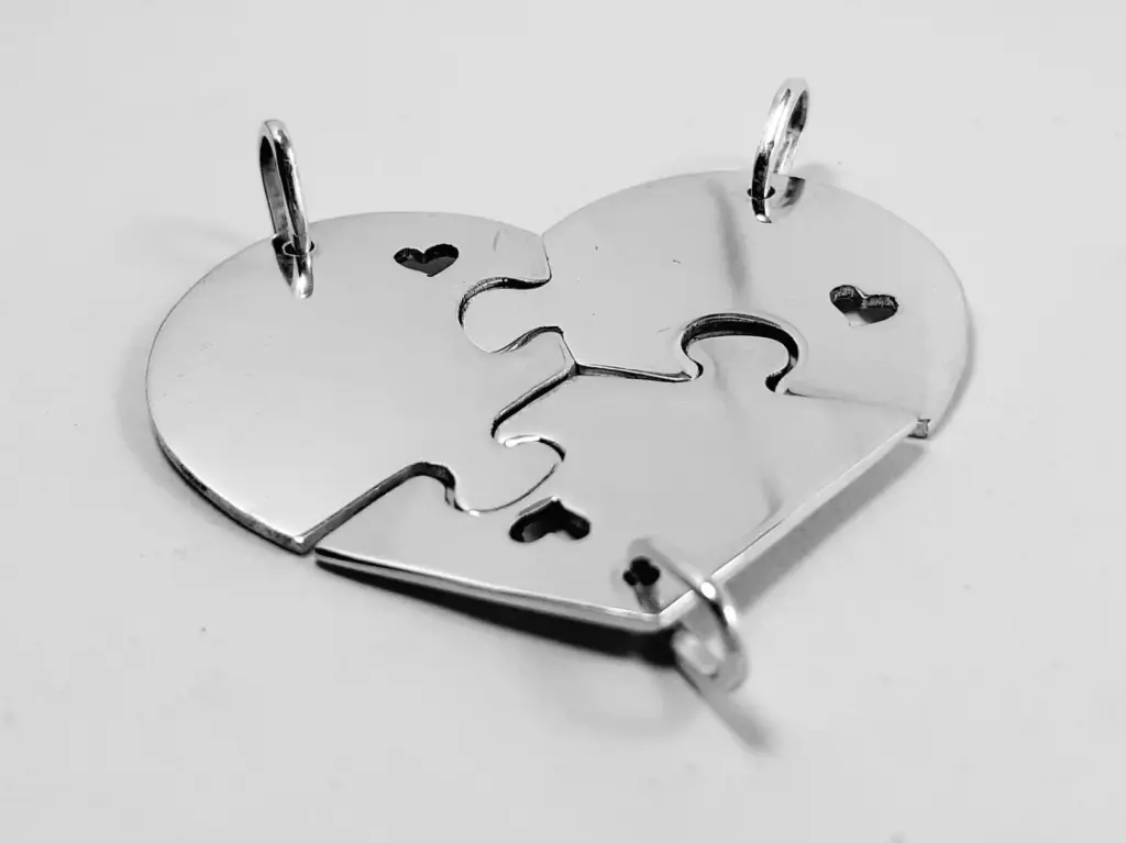 Dije amistad rompecabezas c/ tres corazones calados 