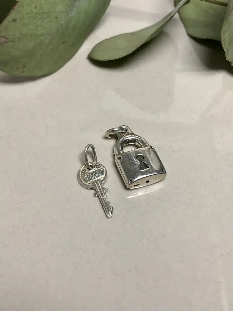 Dije conjunto candado y llave