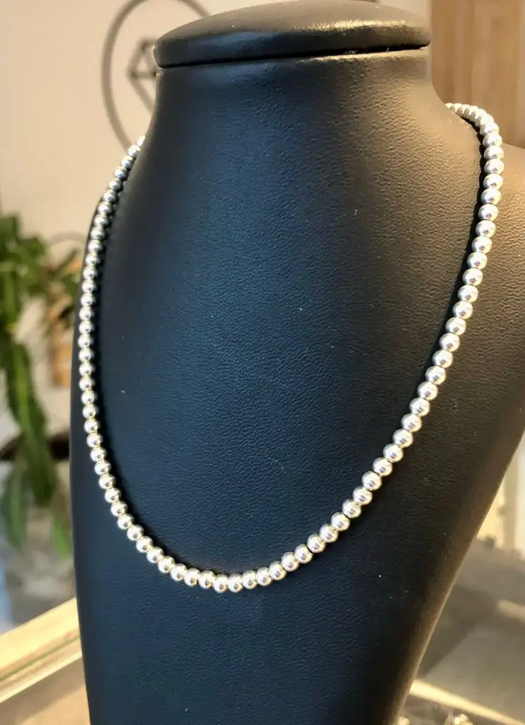 Cadena estilo gargantilla con bolitas