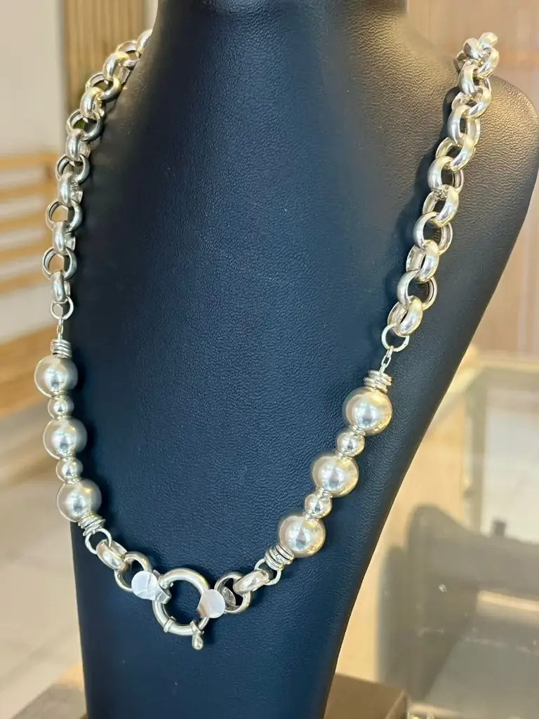 Collar rolo con bolitas 