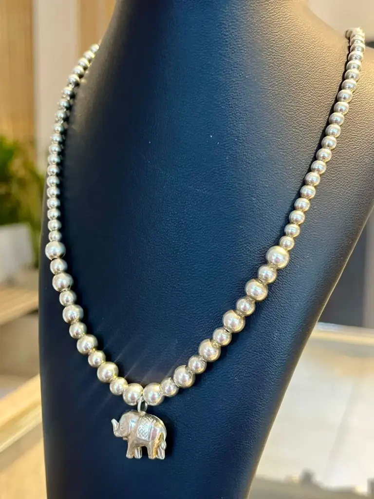 Collar con bolitas y dije elefante