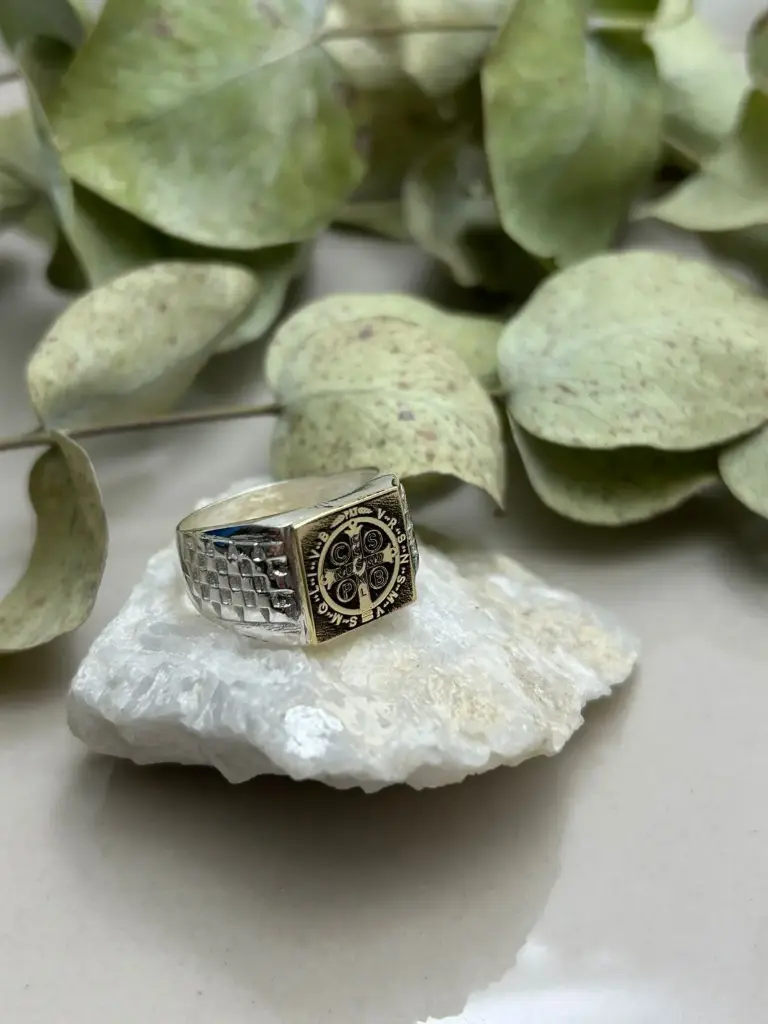 Anillo san benito cuadrado 
