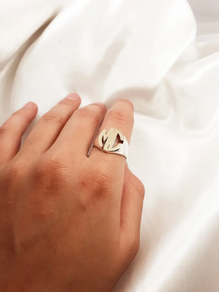 [AI.34] Anillo Iniciales Oval Vertical P/O