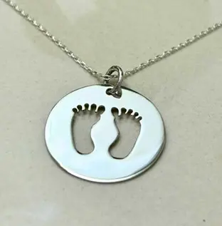 [DP.03] Medalla piecitos calados