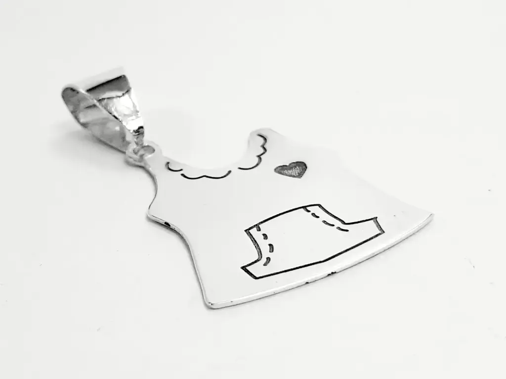 [DP.26] Dije Guardapolvo Grabado